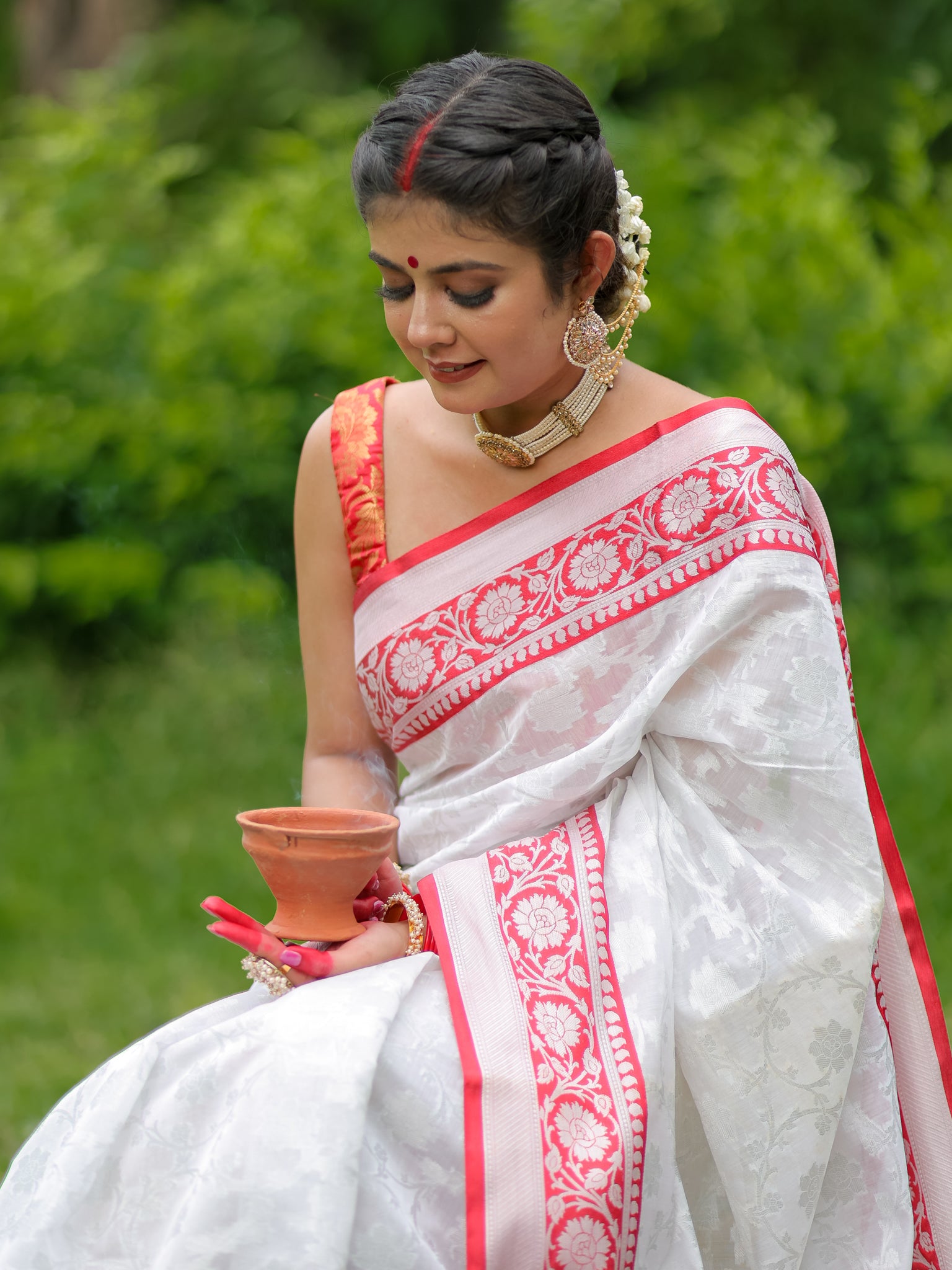 Banarasi Semi Georgette Saree With Weaving & Border - Red & White