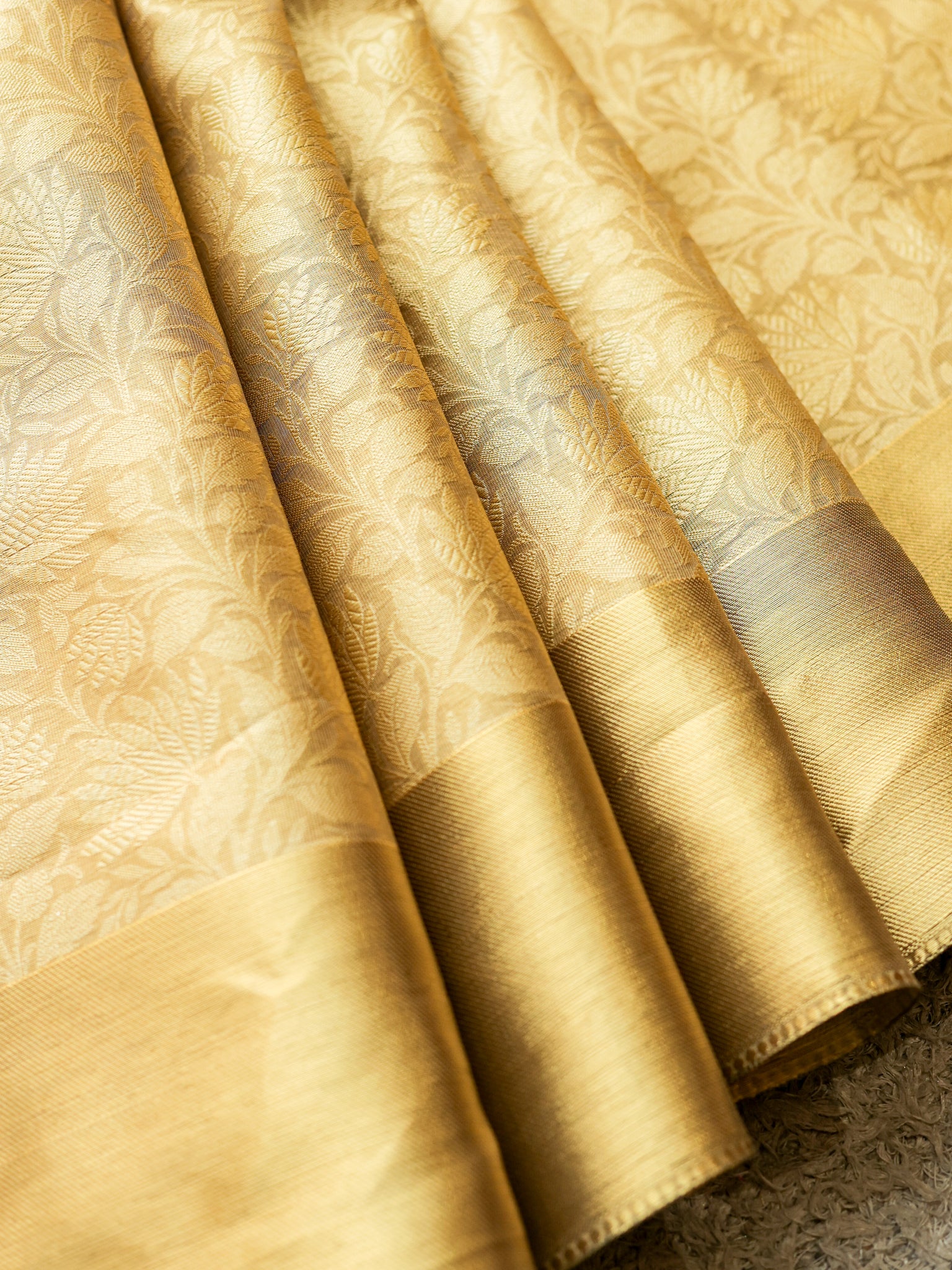 Banarasi Tissue Saree With Weaving & Border- Gold