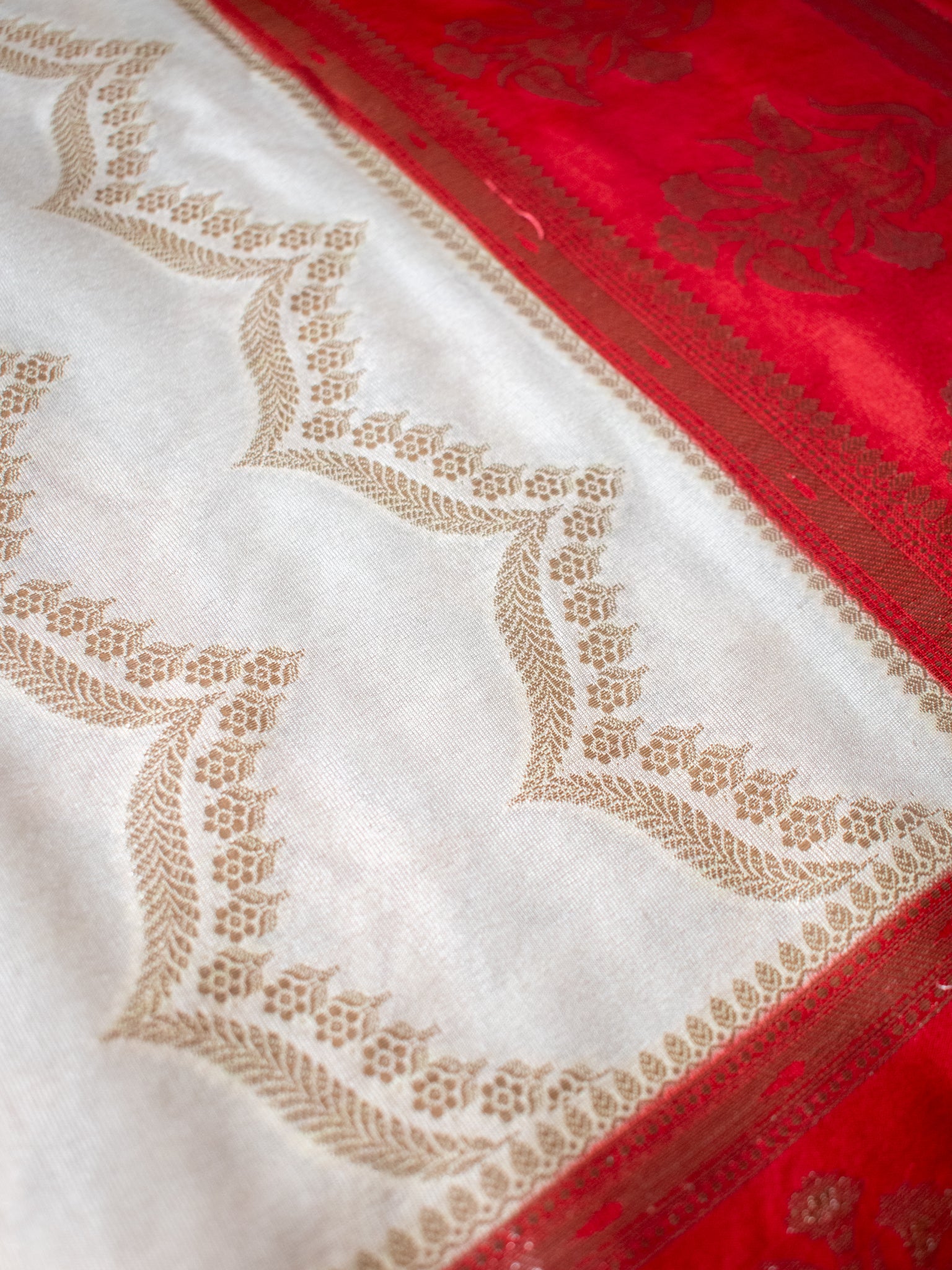 Banarasi Semi Silk Saree With Silver Zari Weaving & Contrast Border- Red & White