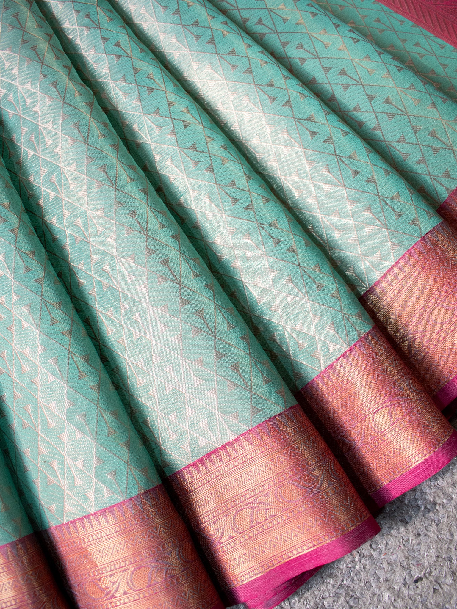 Banarasi Kora Muslin Saree With Tanchoi Weaving & Contrast Border-Green