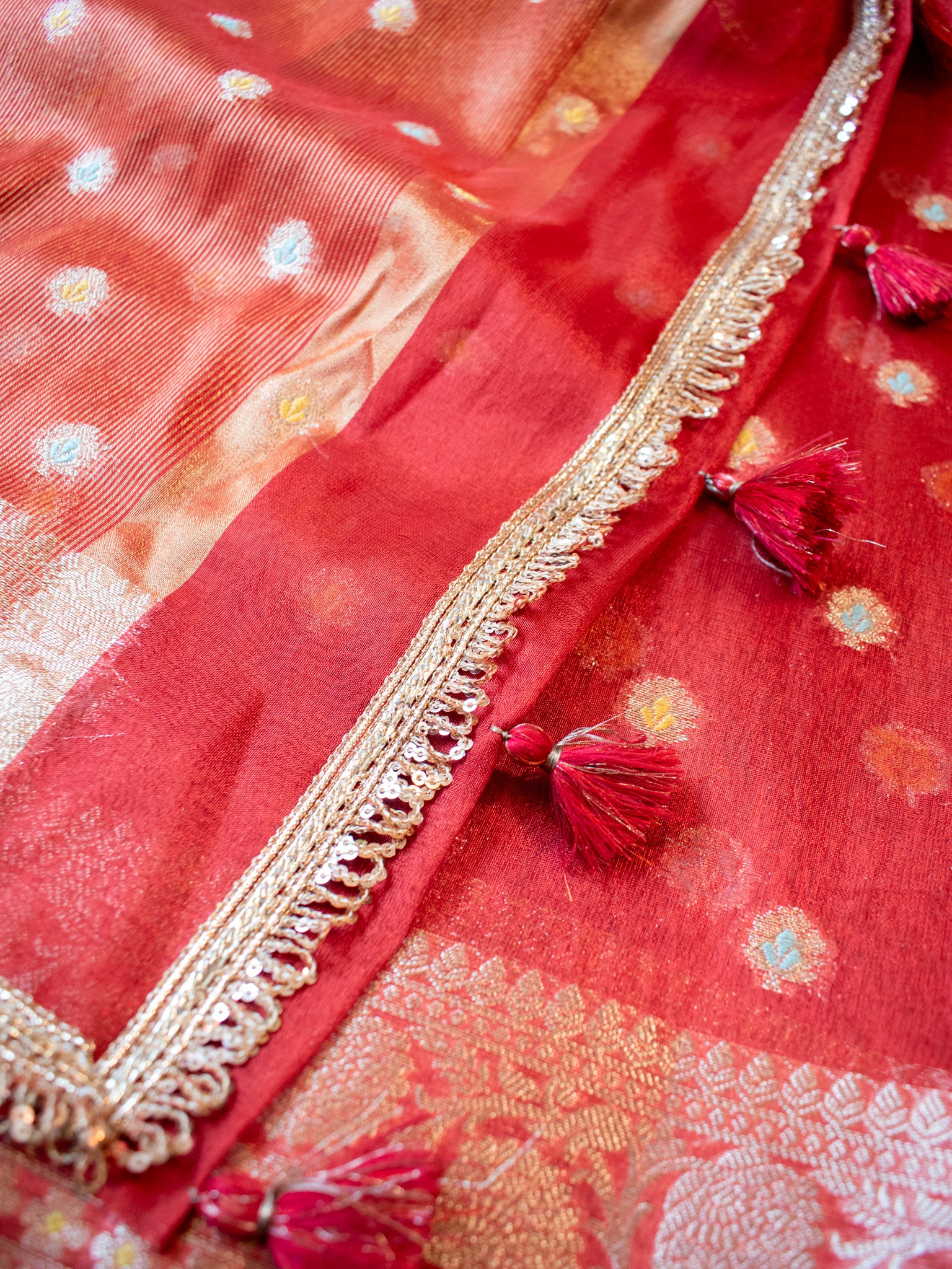 Banarasi Organza Mix Saree With Zari Weaving & Lace Border - Red