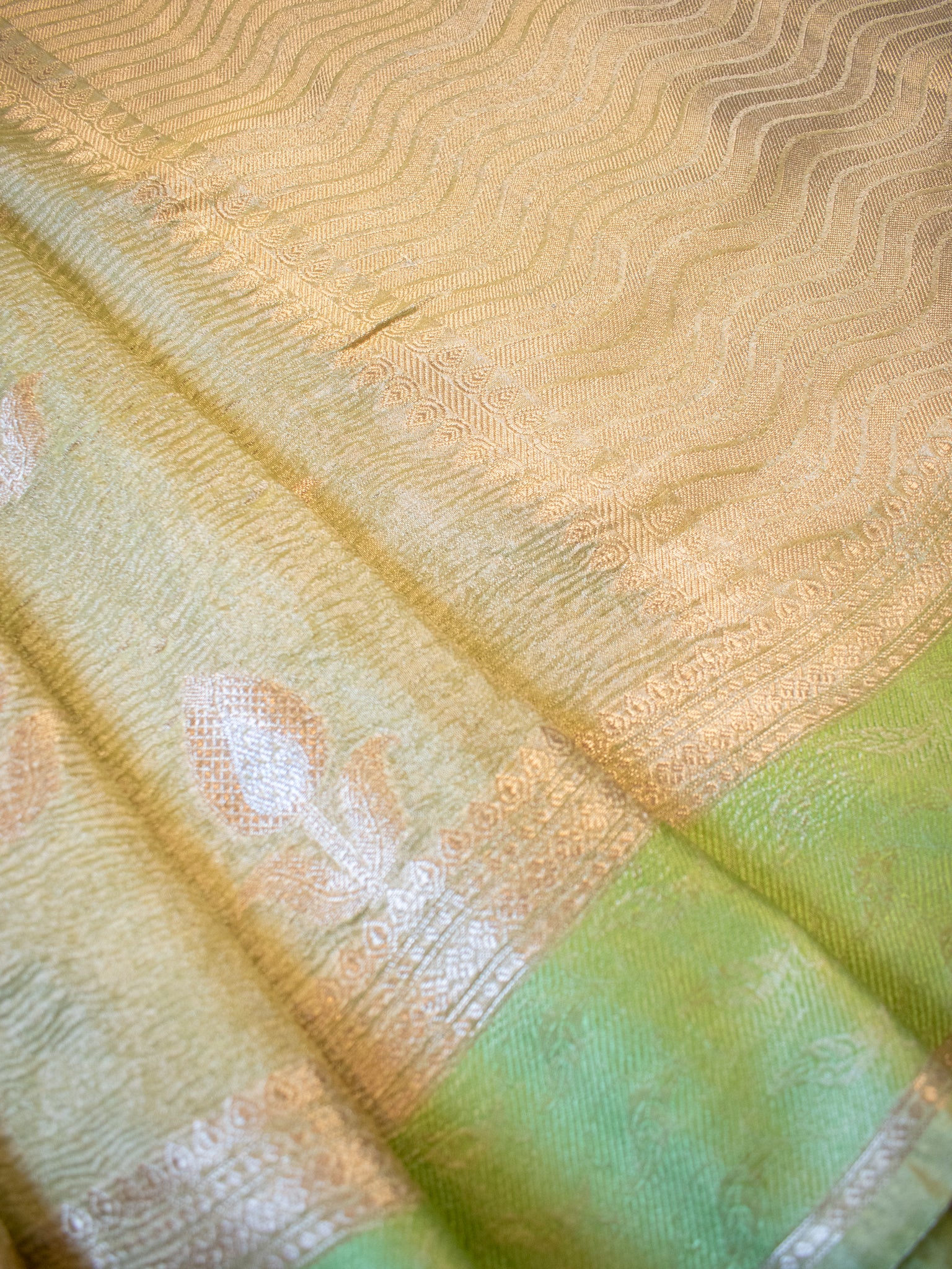 Banarasi Katan Crushed Tissue Saree With Border - Green