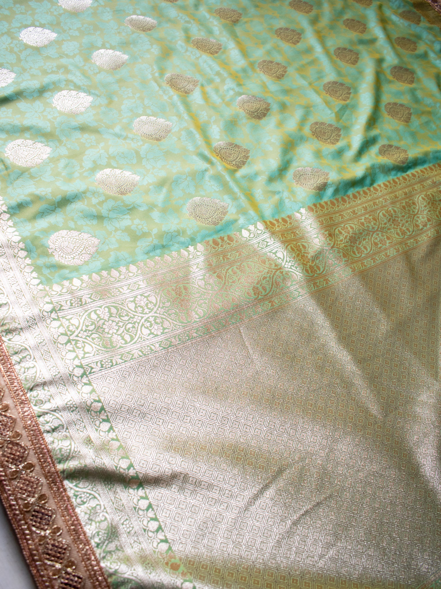 Banarasi Art Katan Silk Saree With Zari Buta Weaving & Tanchoi Weaving & Lace Border-Green