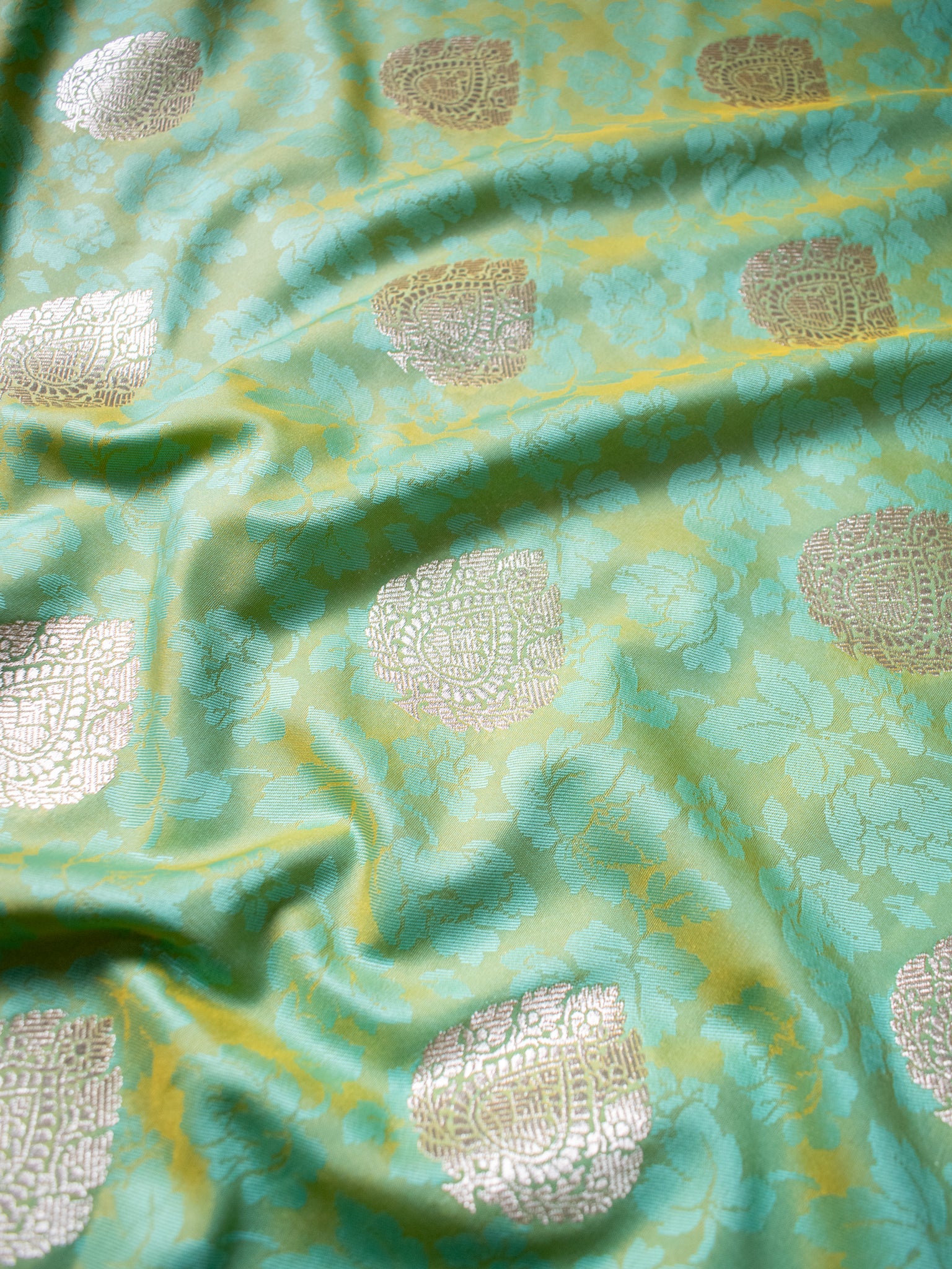 Banarasi Art Katan Silk Saree With Zari Buta Weaving & Tanchoi Weaving & Lace Border-Green