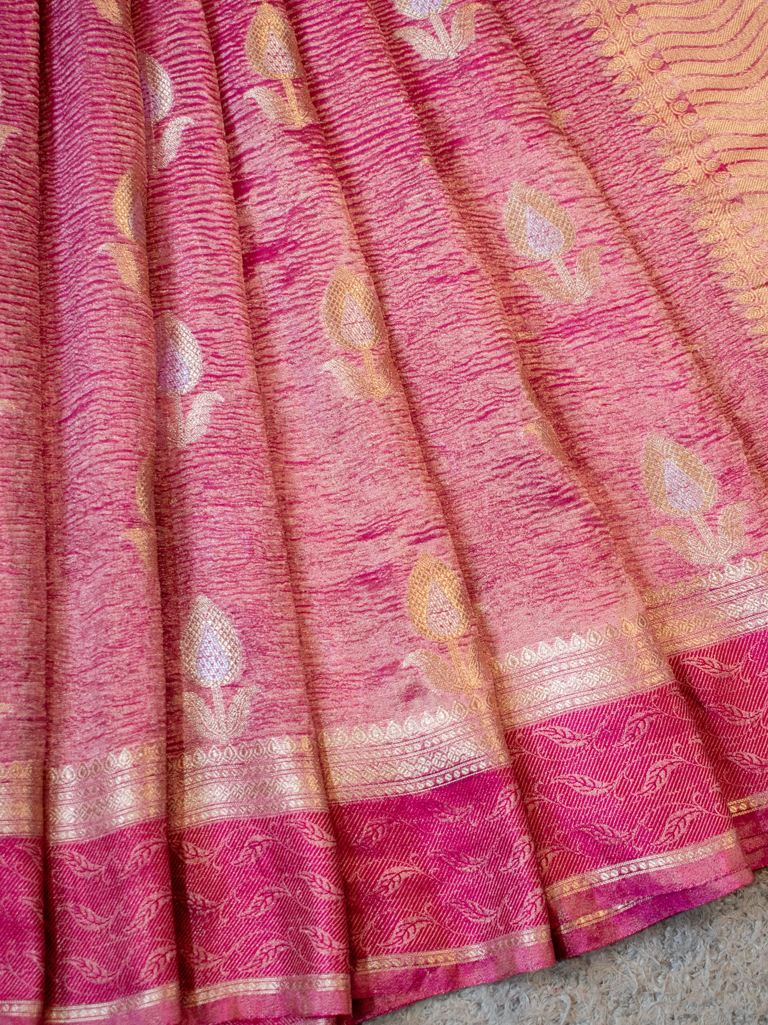 Banarasi Katan Crushed Tissue Saree With Border - Pink