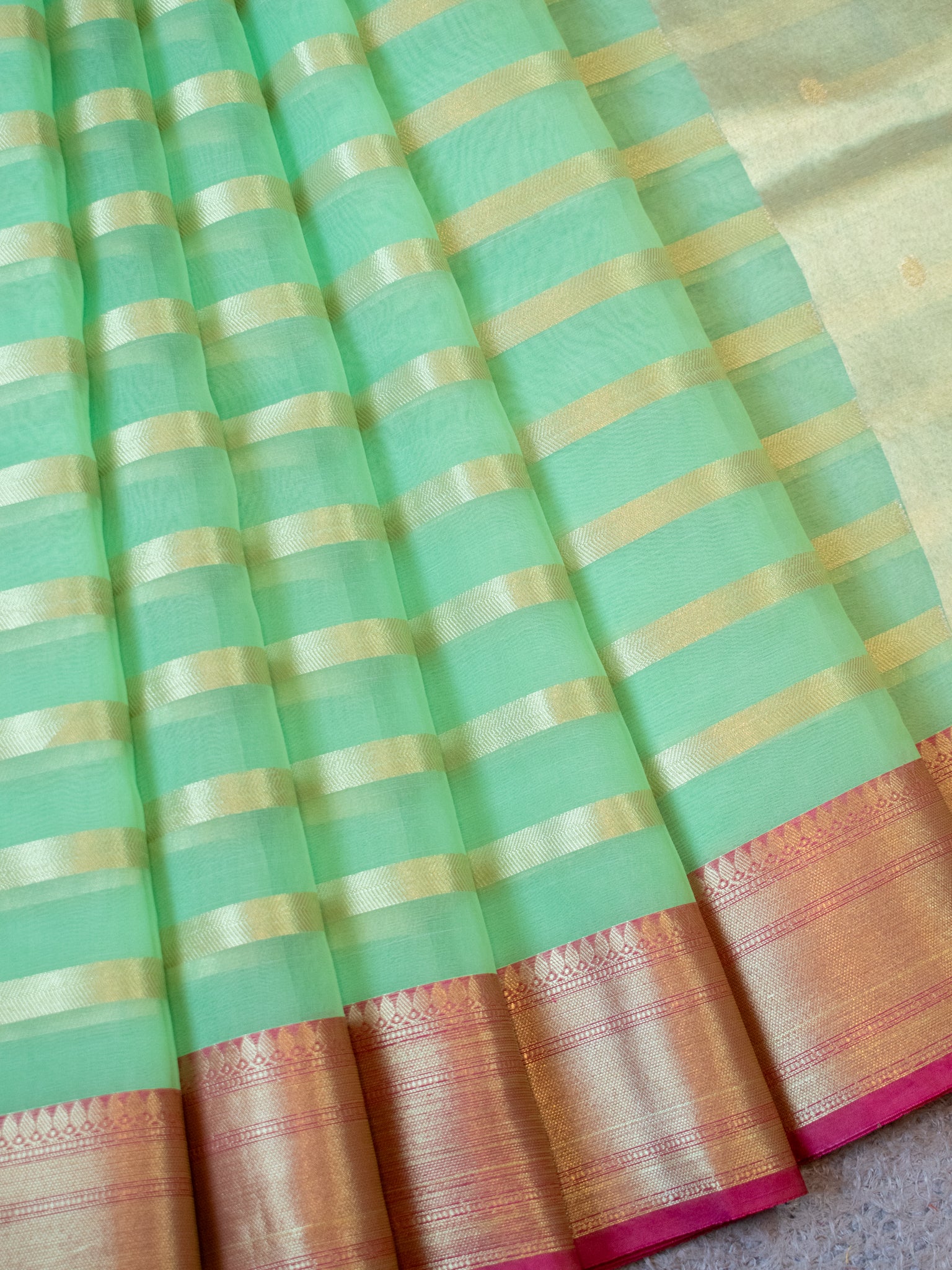 Banarasi Organza Saree With Weaving & Contrast Border - Green