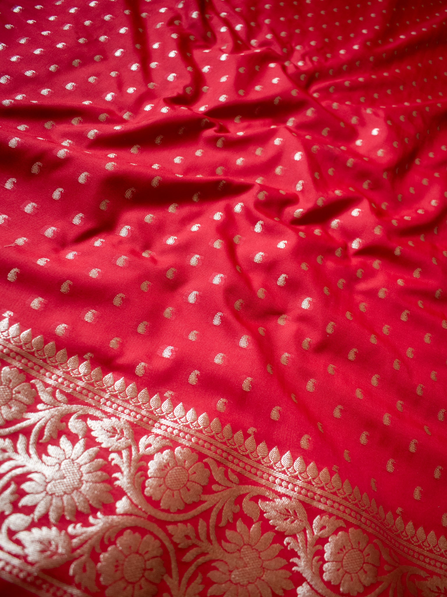 Banarasi Silk Saree With Zari Buti Weaving & Border - Red