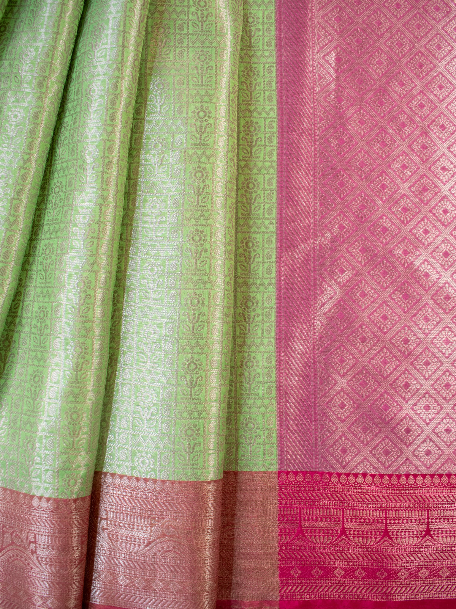 Banarasi Kora Muslin Saree With Tanchoi Weaving & Contrast Border-Green