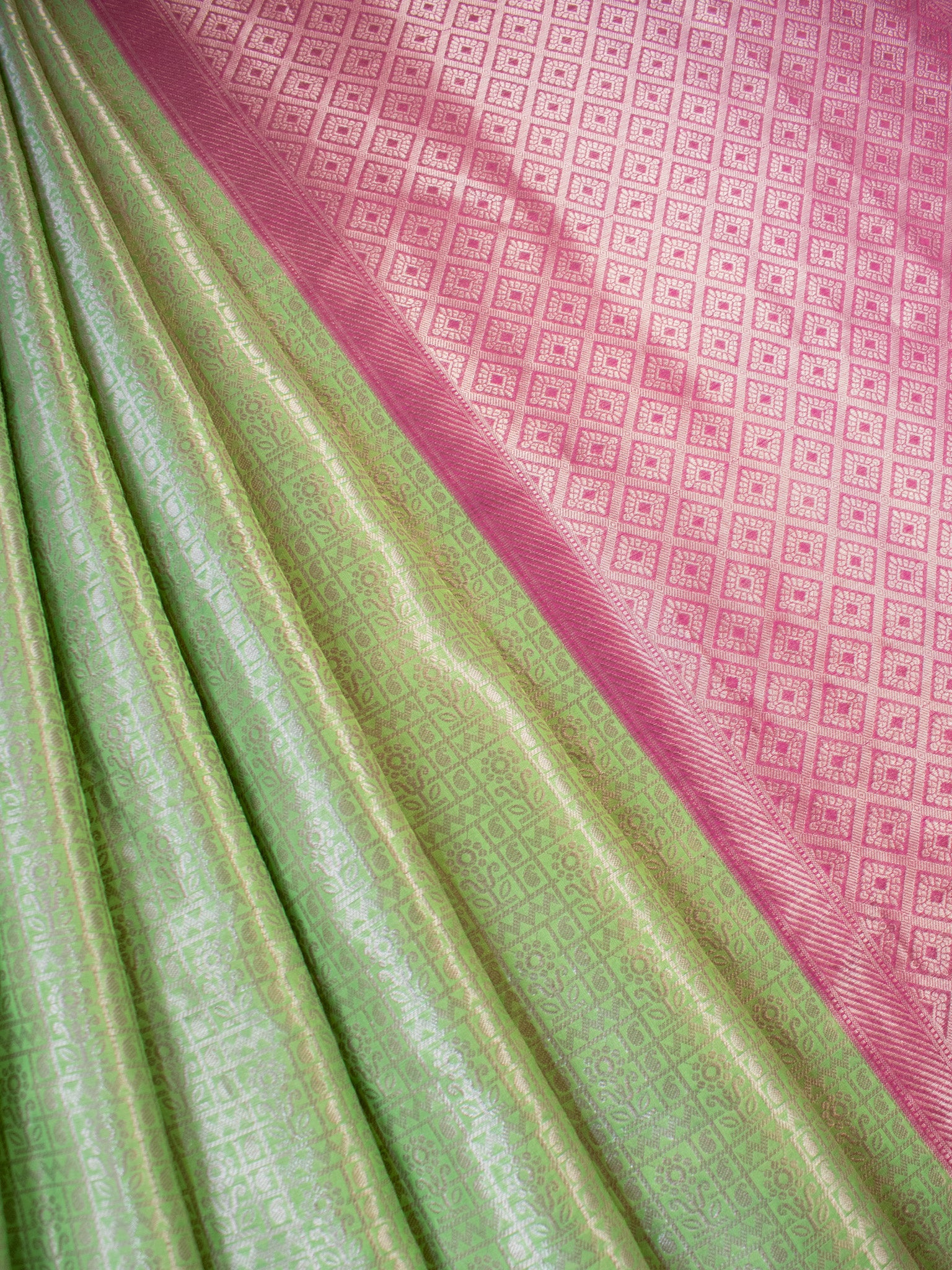 Banarasi Kora Muslin Saree With Tanchoi Weaving & Contrast Border-Green