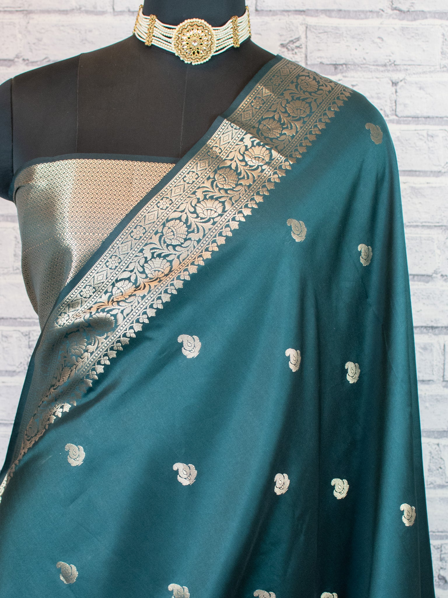 Banarasi Semi Silk Saree With Buti Zari Weaving & Border - Green