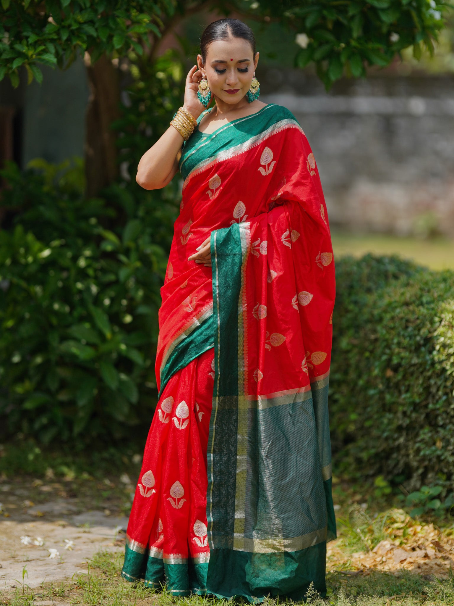 Banarasi Semi Silk Saree With Floral Zari Weaving & Contrast Border - Red