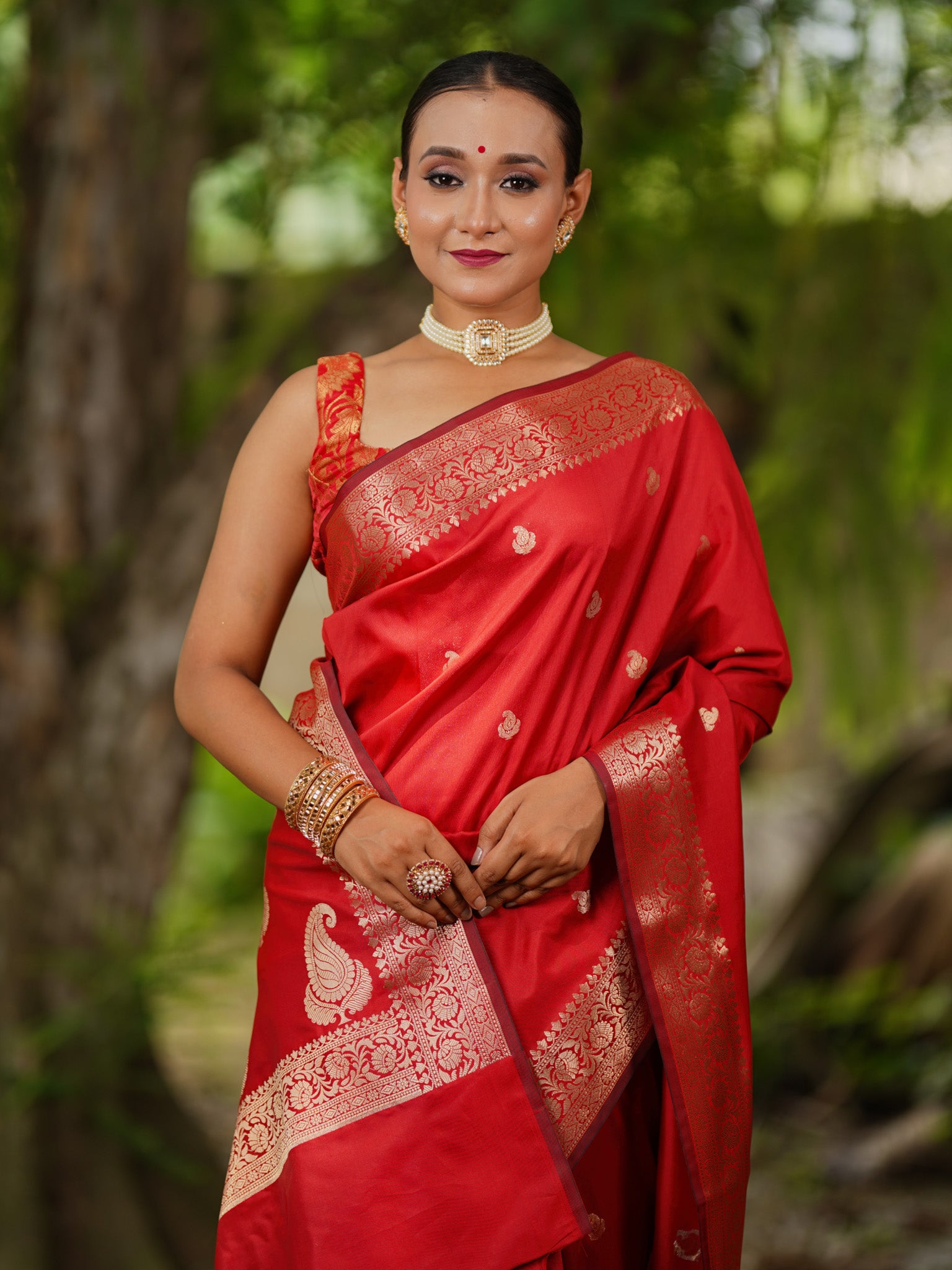 Banarasi Semi Silk Saree With Buti Zari Weaving & Border - Red