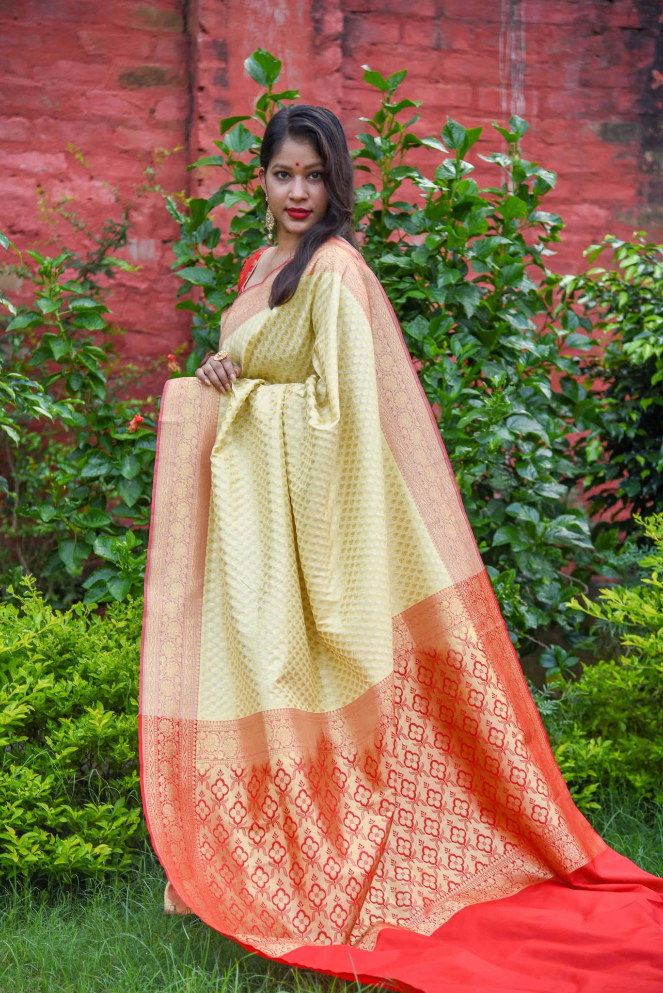 Banarasi Art Silk Saree With Contrast border-Beige & Red