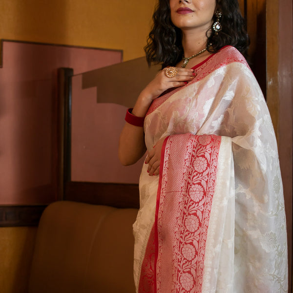 Portrait of beautiful Bengali woman in red and white traditional ethnic  saree and jewellery in front of a heritage building in Kolkata, India on  March Stock Photo - Alamy